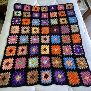 GRANNY SQUARE AFGHAN THROW - VINTAGE - Black w/various colored flowers 42x48”